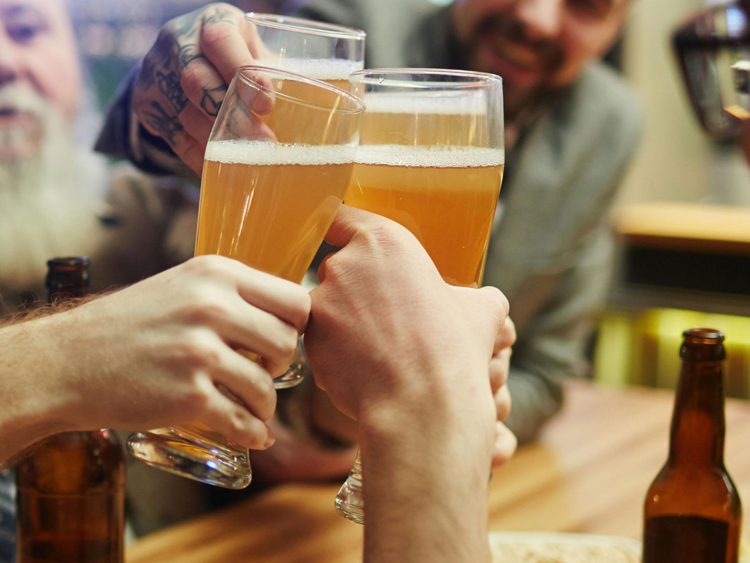 Proosten met witbier bij Burg Bieren