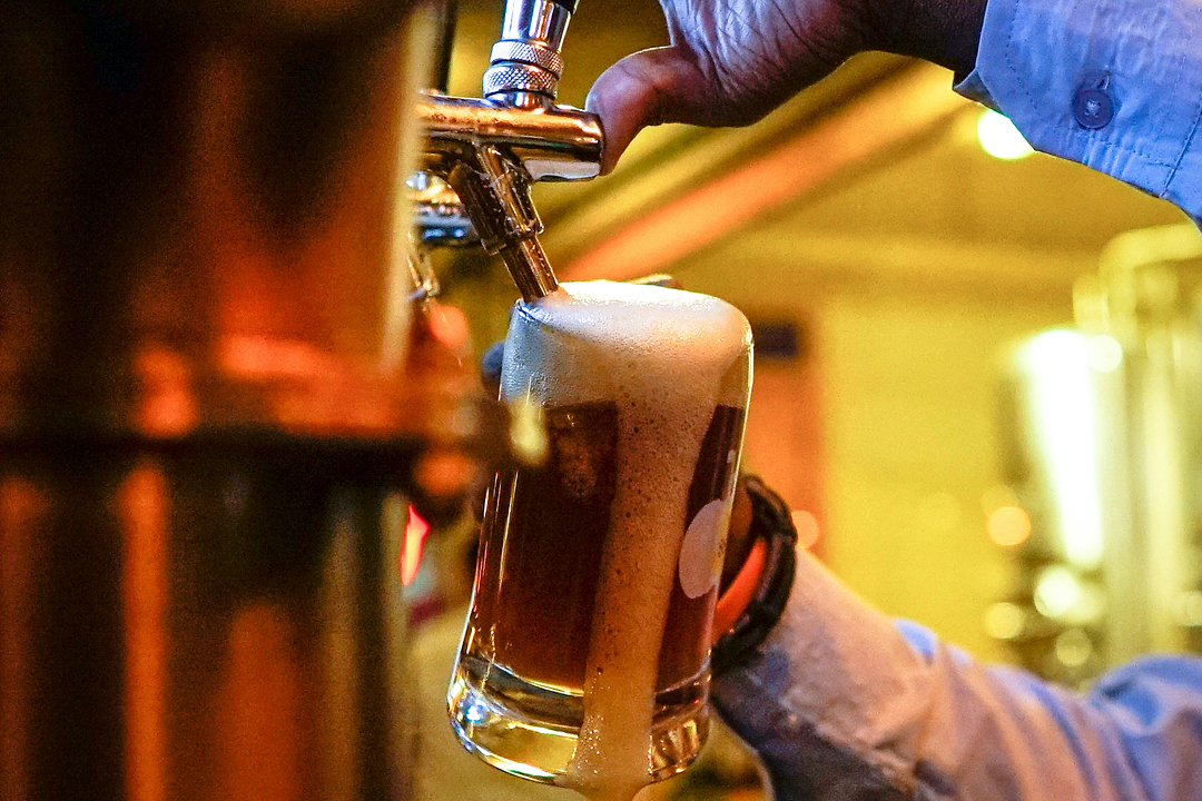 Bier tappen met overlopend schuim | Burg Bieren