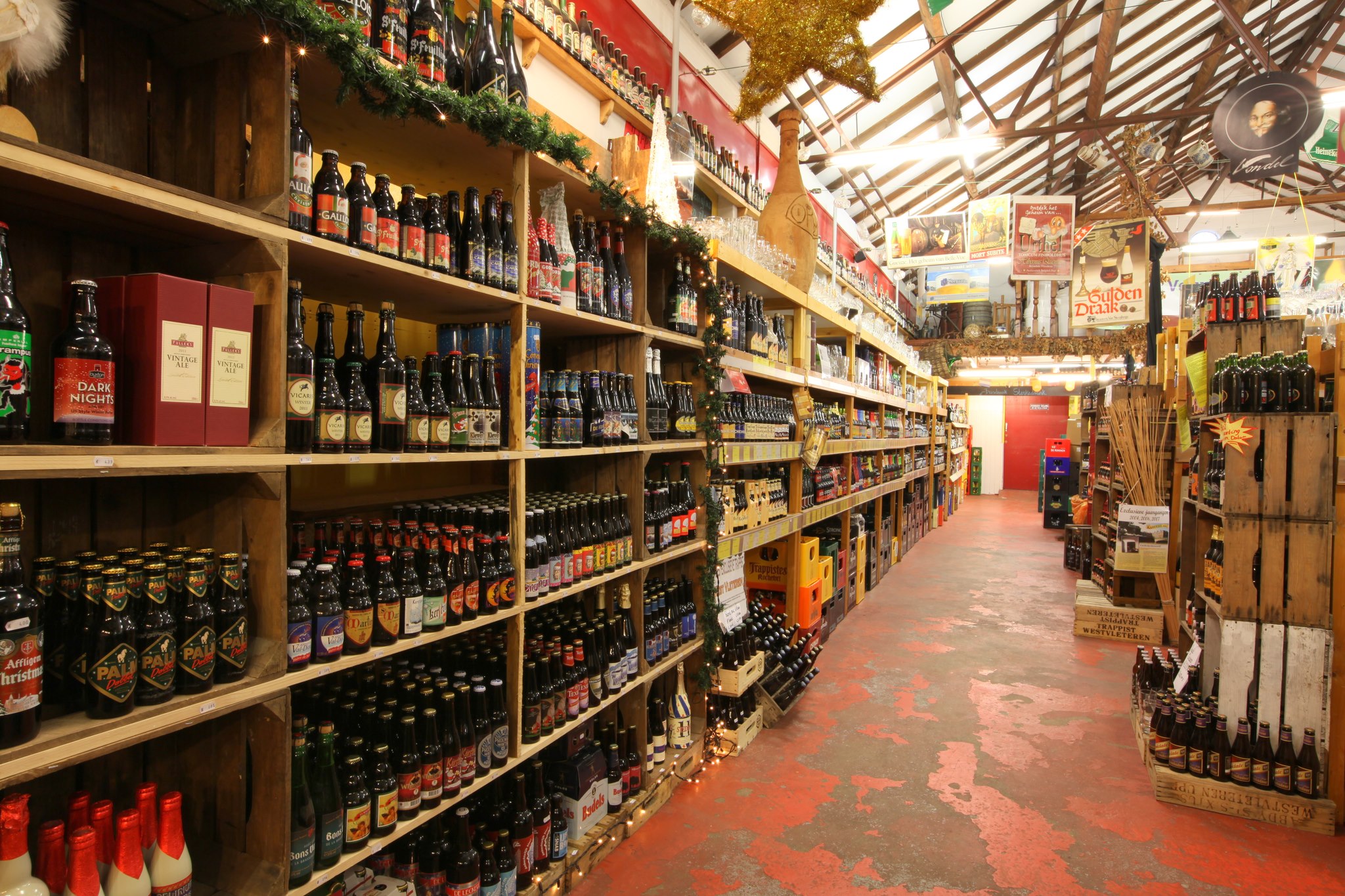 Schappen vol bier in de Burg Bieren bierwinkel