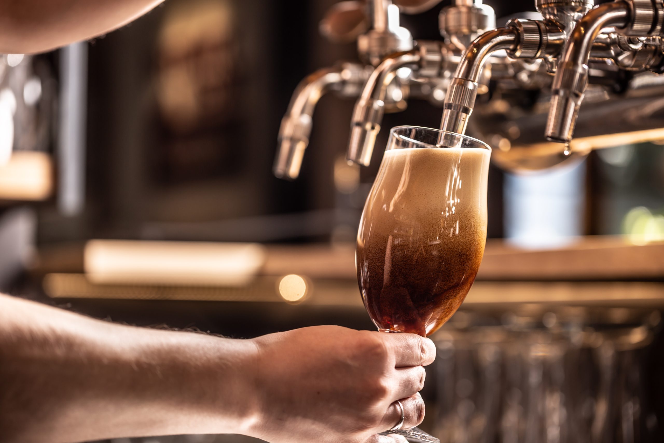 Tappen van donker bier | Burg Bieren