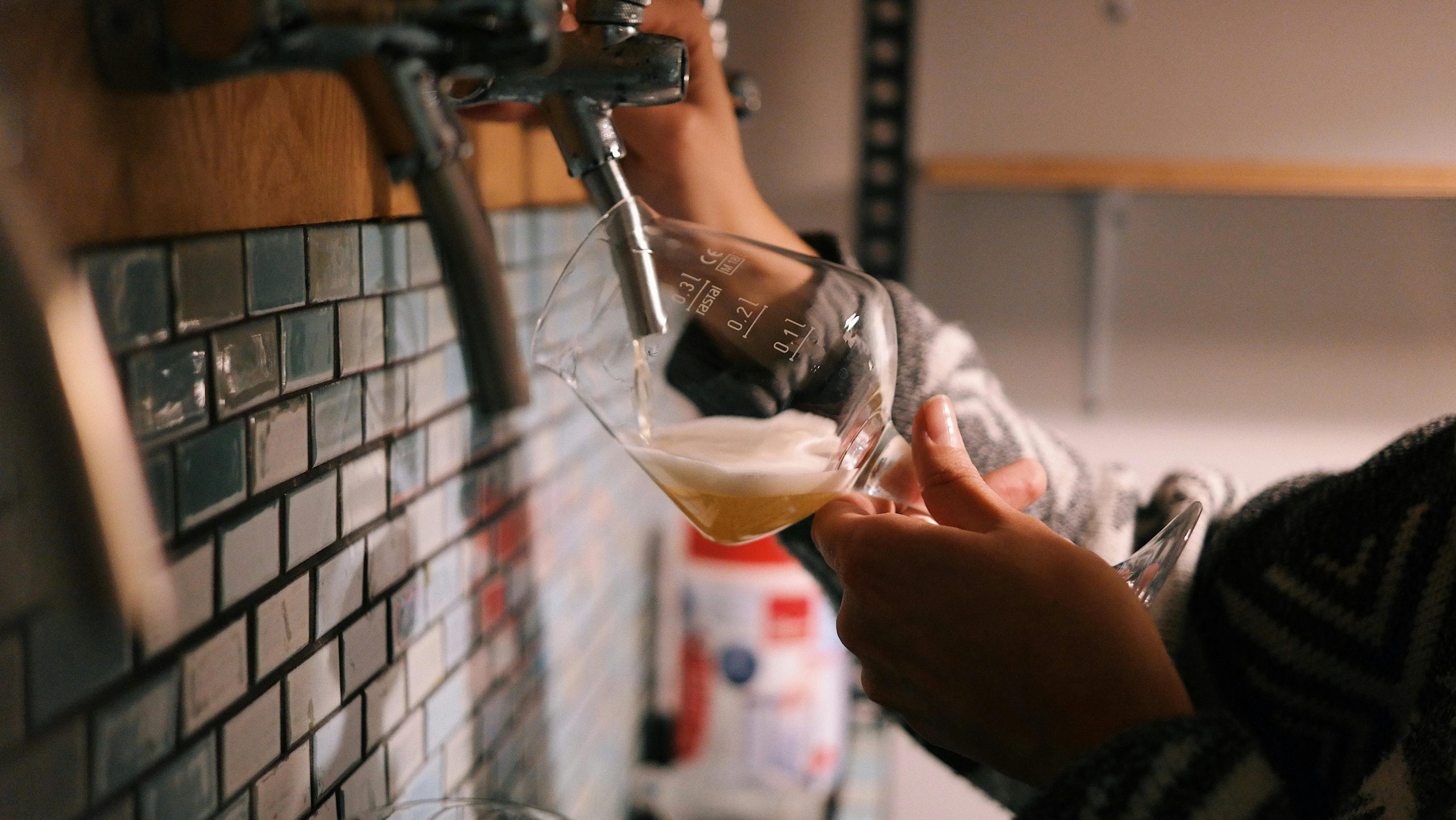 Bokaal bierglas dat wordt ingeschonken | Burg Bieren