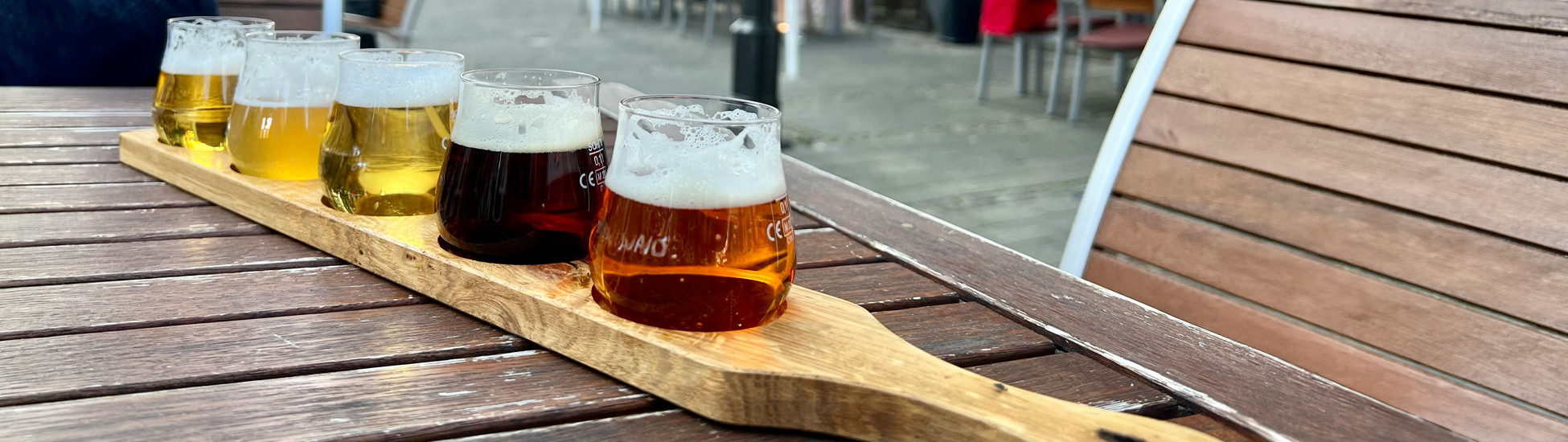 Verschillende soort bier op een plankje | Burg Bieren